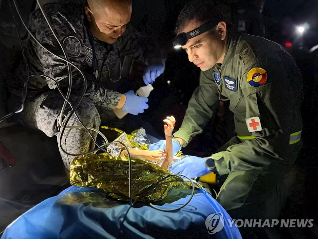 젖먹이 안은 13살 '배고파요' 달려왔다…아마존 극적 구조 순간 | 연합뉴스