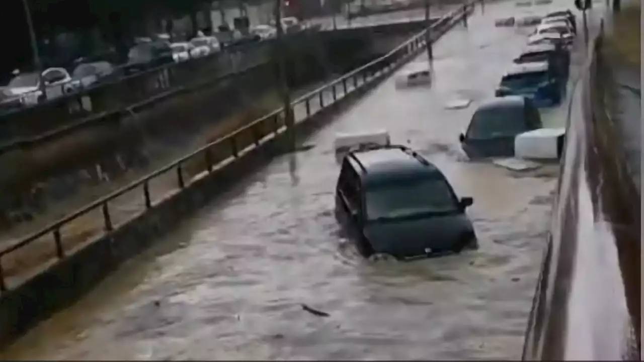 Calles inundadas, carreteras cortadas, desprendimientos y vehículos atrapados en Terrassa por las intensas lluvias