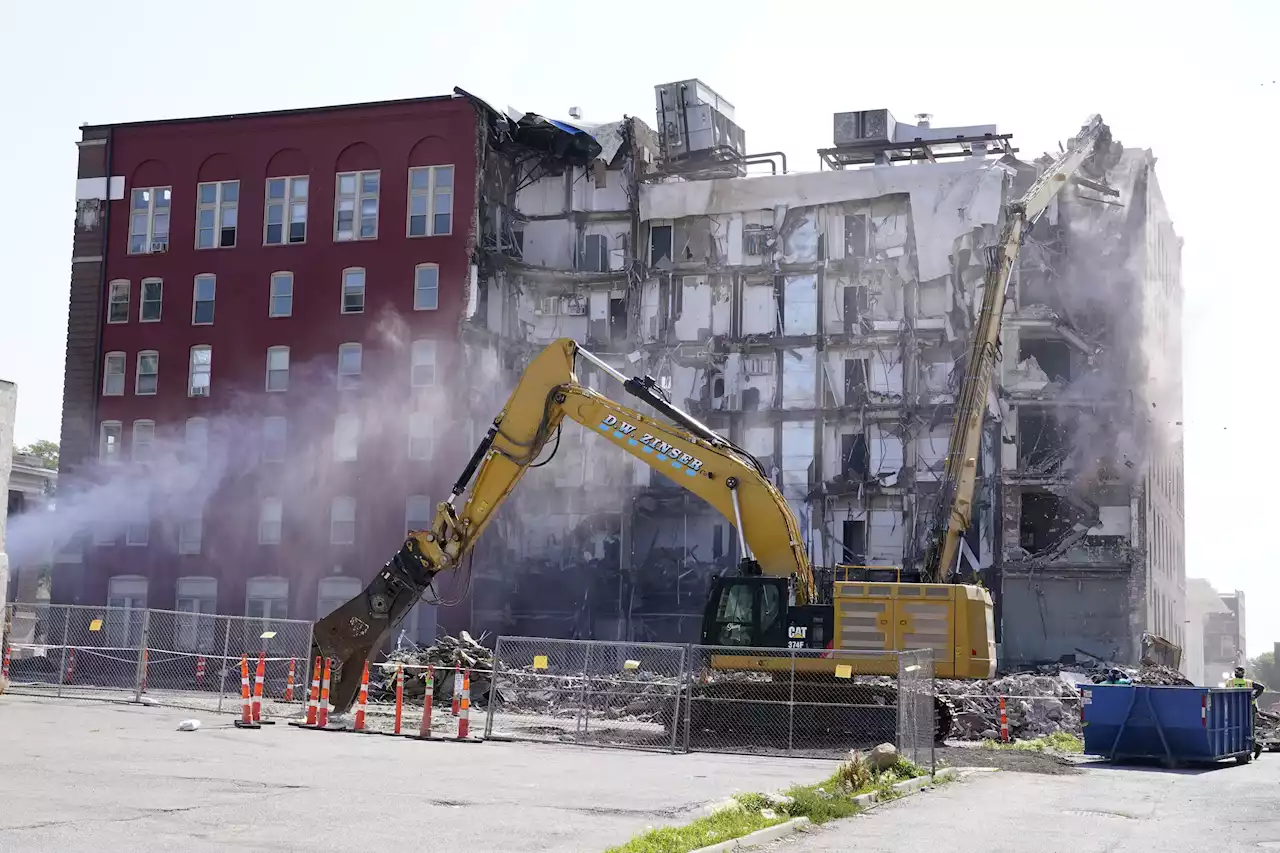 Crews begin demolishing remains of collapsed Iowa building