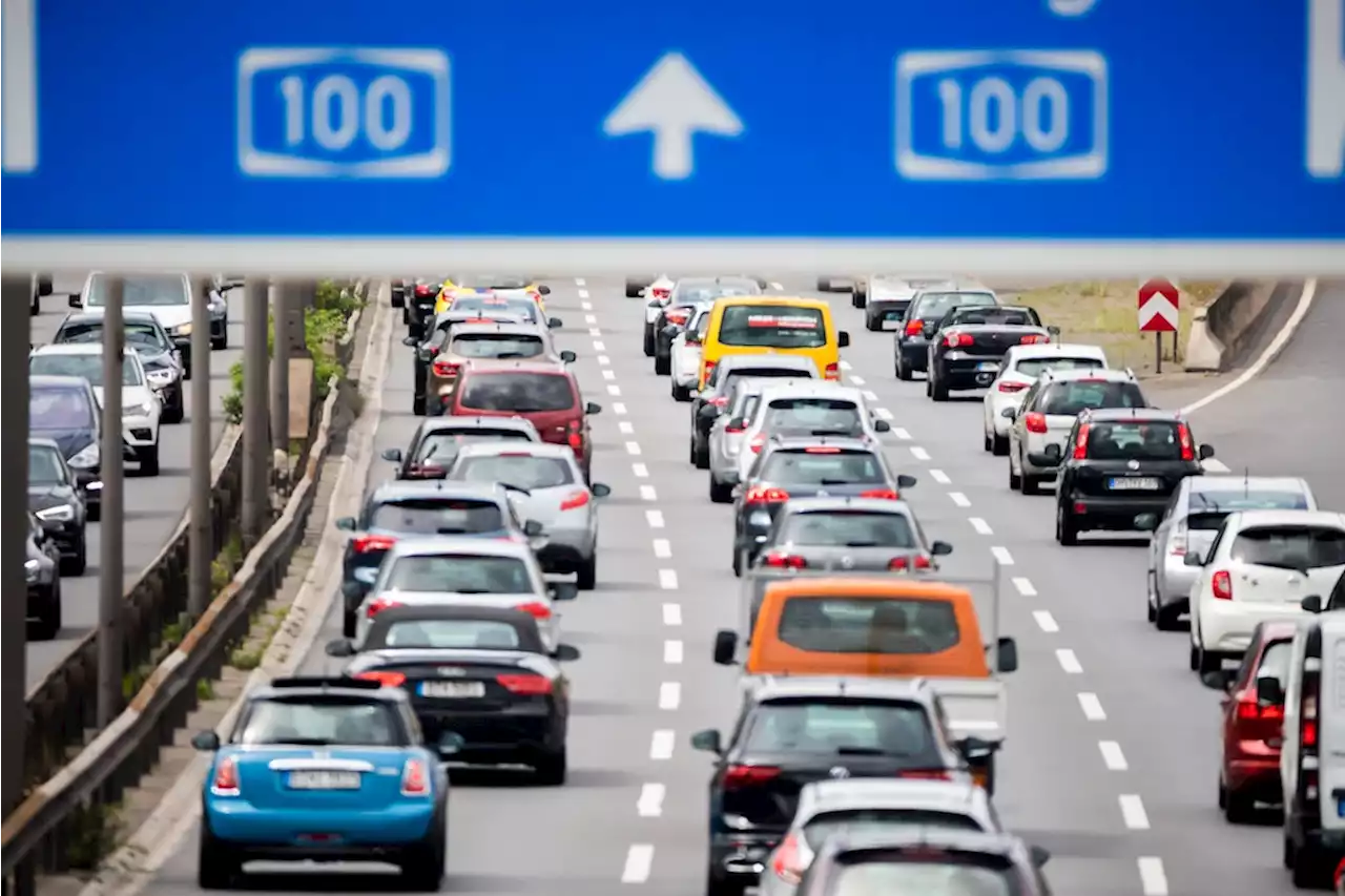 Unfall auf der A100 Richtung Berlin-Neukölln: Mehrere Menschen bei Massenkarambolage verletzt