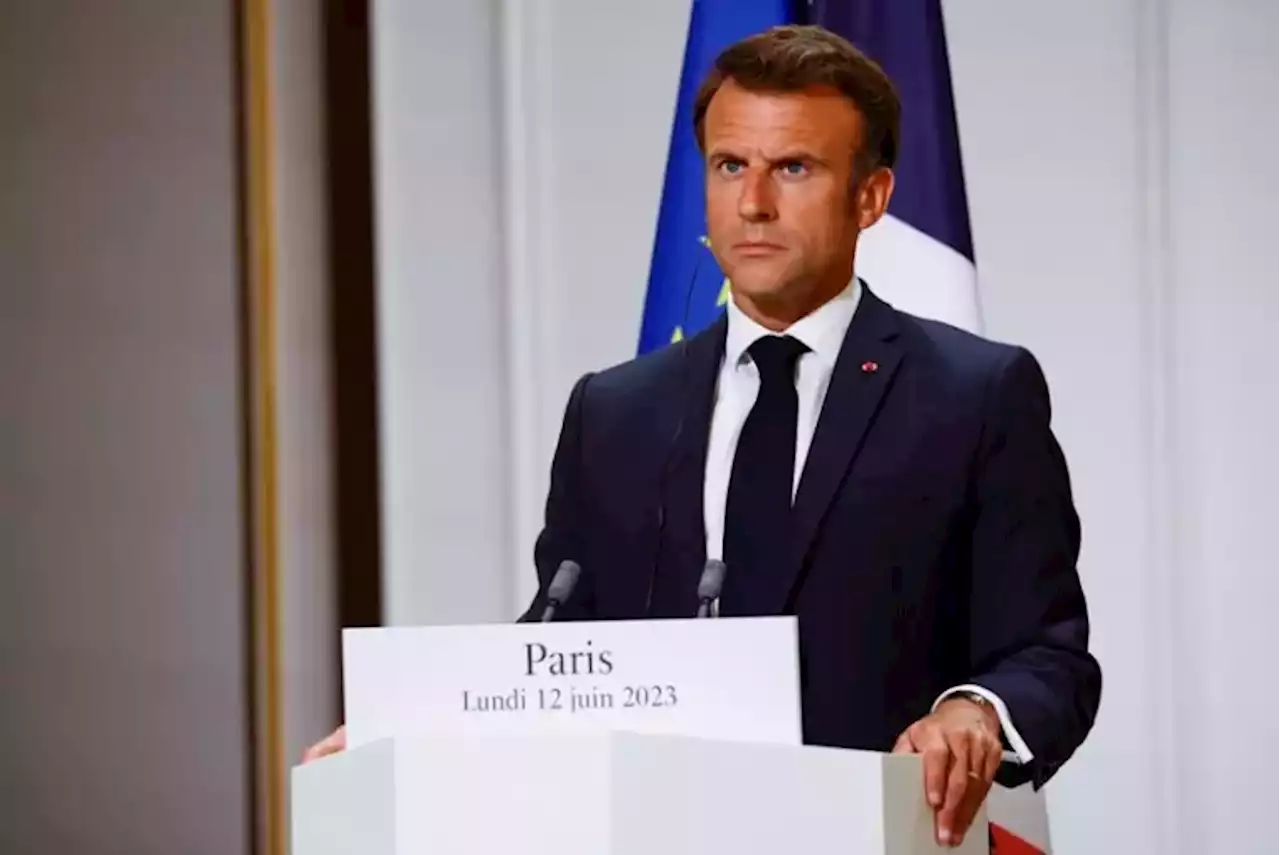 Face aux p\u00e9nuries, Macron veut relocaliser les usines de m\u00e9dicaments en France