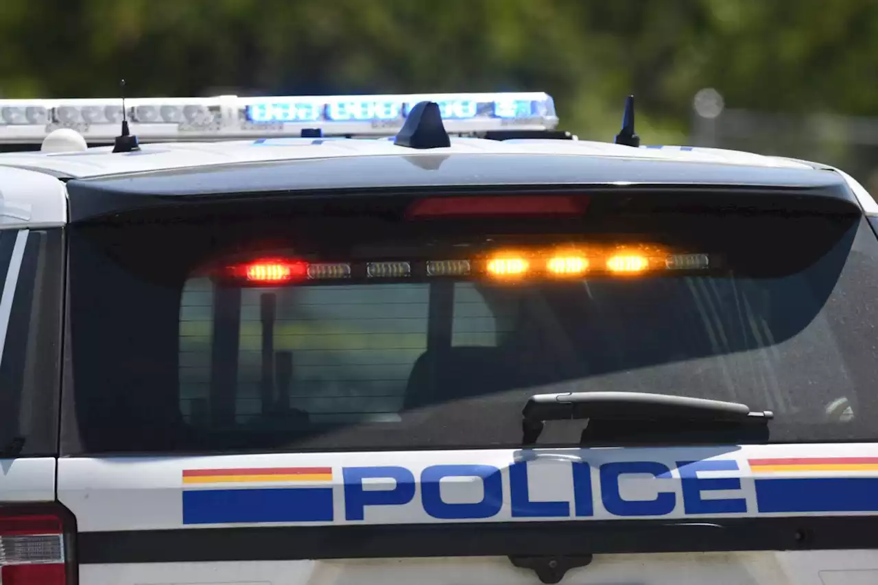 Police searching for suspect in Burnaby stabbing that sent 1 to hospital