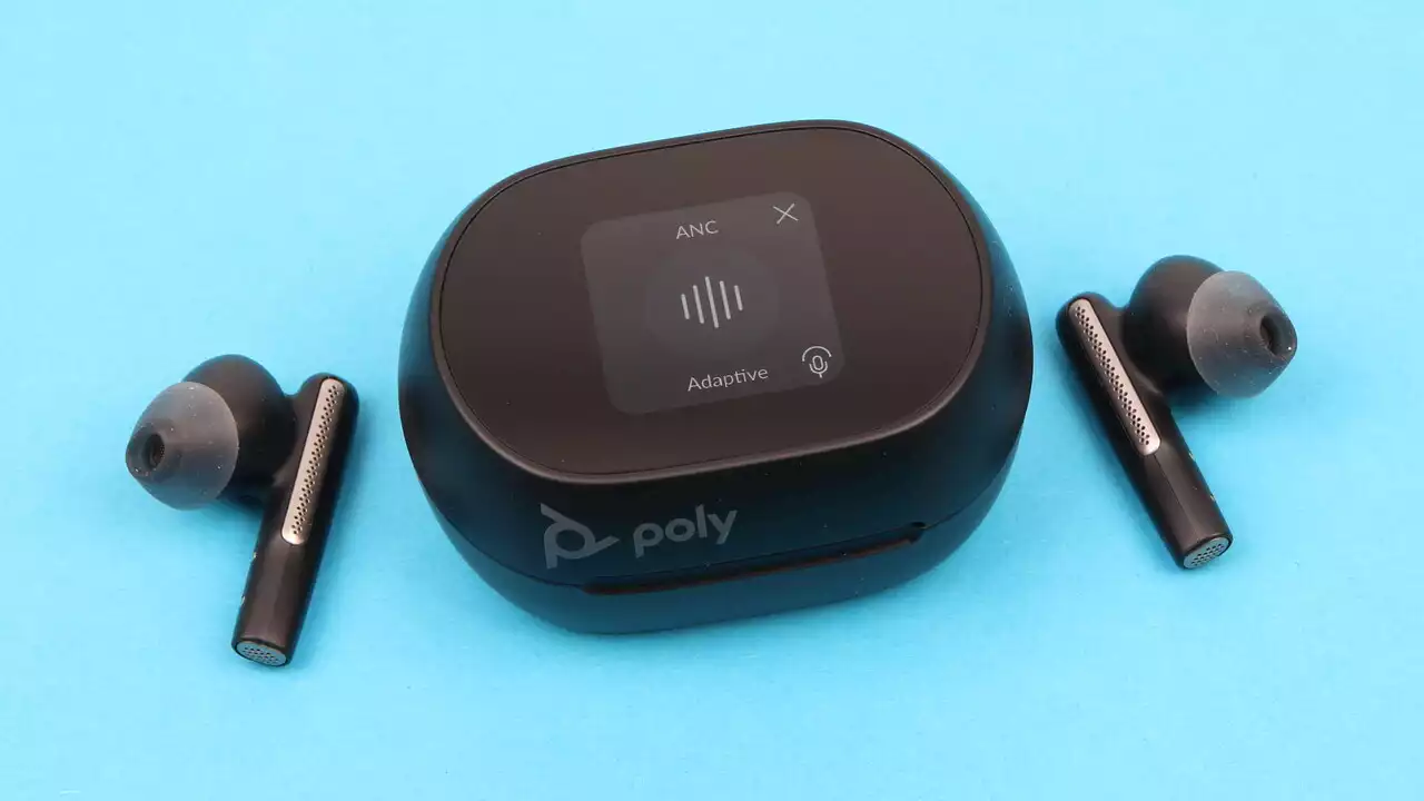 Poly Voyager Free 60+ UC mit OLED-Display und Dongle im Test