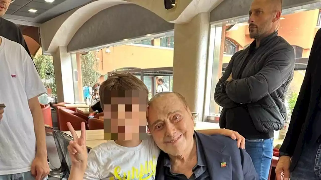 «Quella foto con mio figlio milanista al bar di Milano 2 prima del ricovero. Silvio Berlusconi era provato ma ha scherzato con tutti»