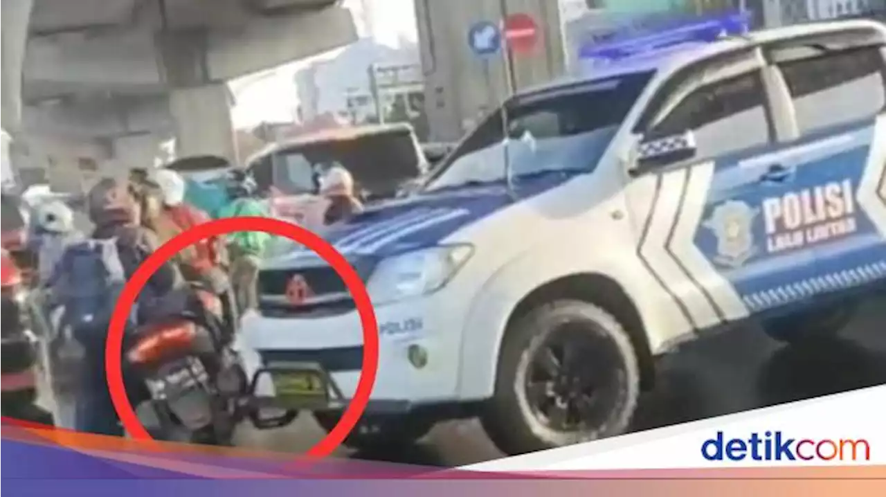 Viral Mobil Patwal Polisi Tabrak Lari Pemotor di Makassar