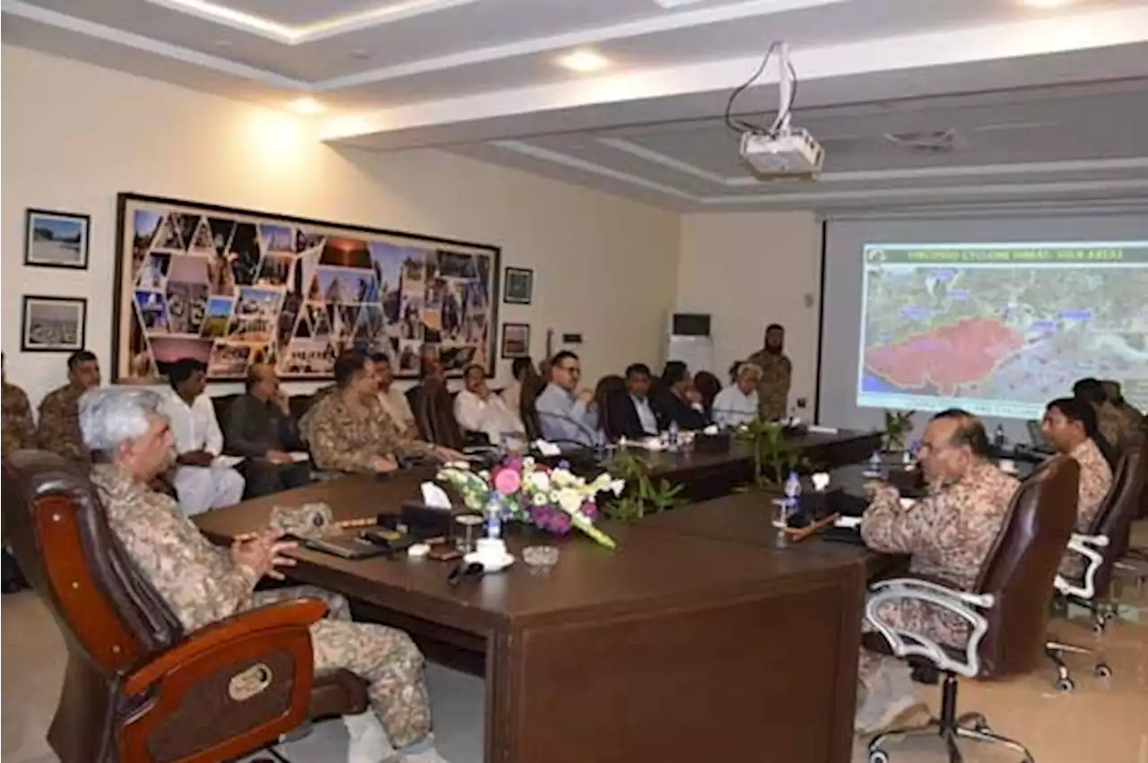 سمندری طوفان: عوام کو کسی صورت اکیلا نہیں چھوڑینگے، کور کمانڈر کراچی