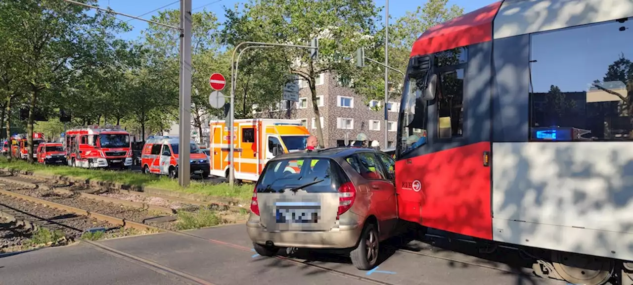 Schwerer Crash in Köln: Auto an Kreuzung von KVB-Bahn erfasst