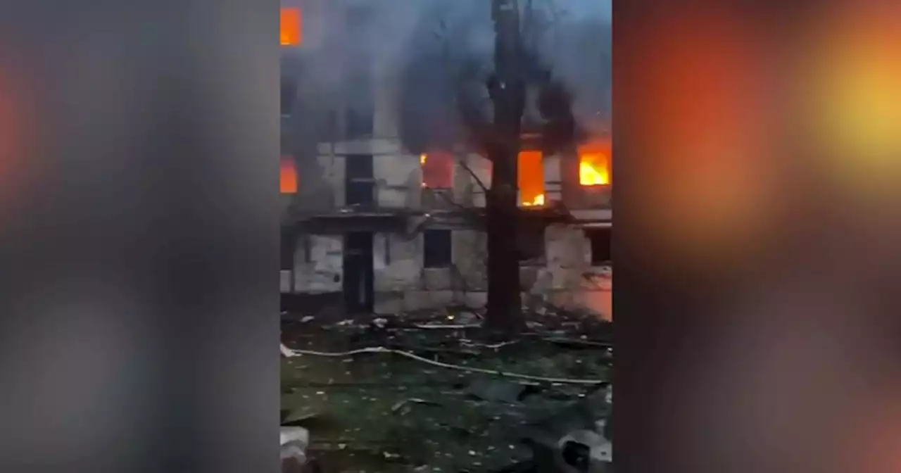 Ucraina, le immagini dei bombardamenti a Kryvyi Rih. Zelensky: 'Colpiti edifici residenziali. Ci sono morti e feriti' - Il Fatto Quotidiano