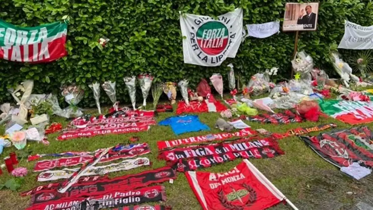 Sciarpe, fiori e bandiere davanti alla residenza di Arcore: 'Grazie in eterno presidente'