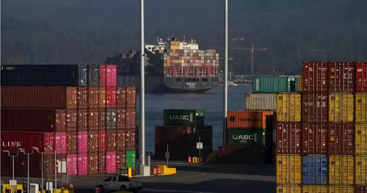 Unionized B.C. port workers vote 99% in favour of strike mandate | Globalnews.ca