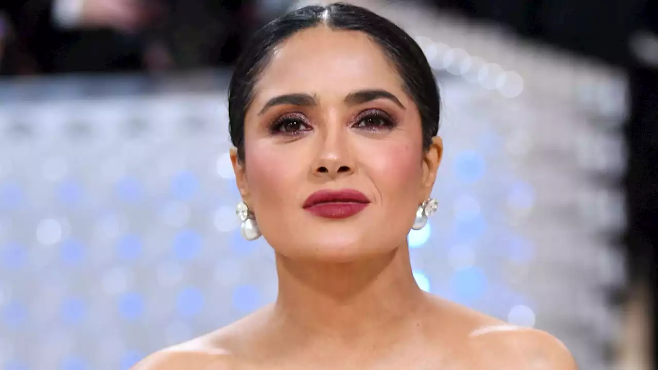 Salma Hayek : incendiaire en bikini, l’actrice de 56 ans enflamme la toile avec sa silhouette pulpeuse - Grazia