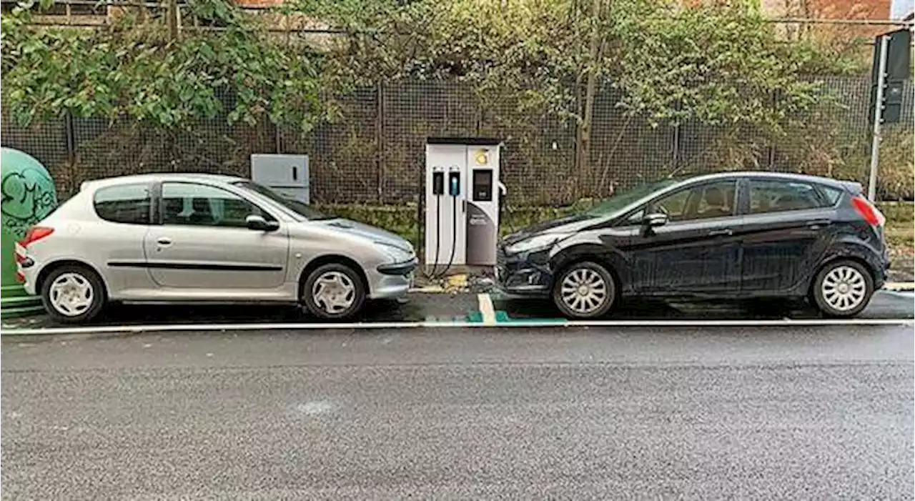 Roma, auto elettriche: 5 mila colonnine entro il Giubileo del 2025 e multe per soste irregolari negli spazi di ricarica