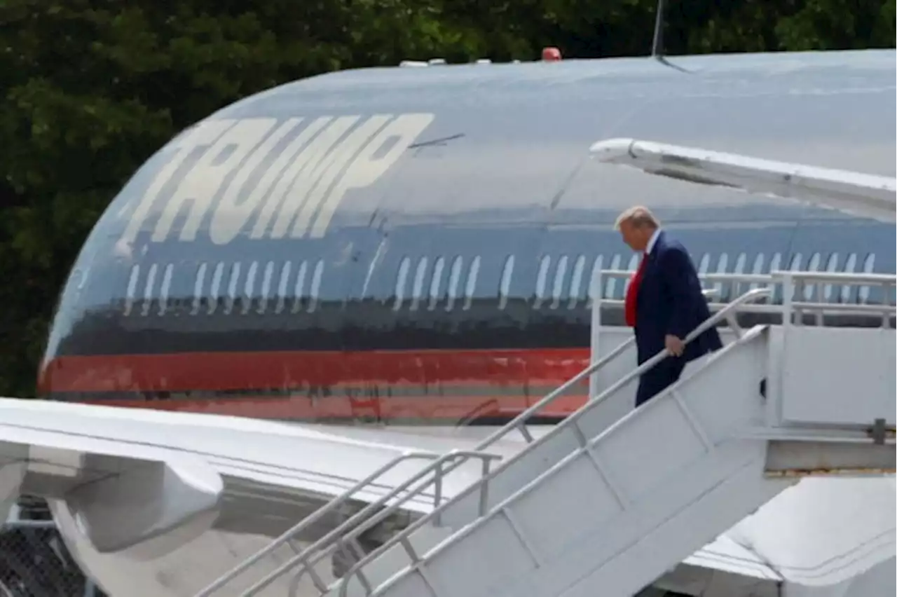 Trump arrives in Florida to face charges, maintains lead in poll