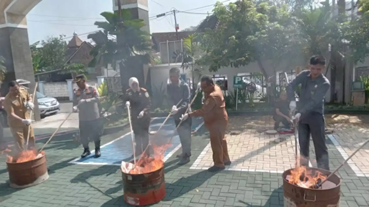 Kejari Sukoharjo bersama Forkopimda Musnahkan Ribuan Lembar Upal dan Narkoba