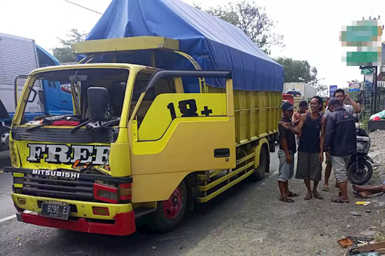 Kurang Jaga Jarak, Truk Seruduk Truk di Kejapanan Gempol