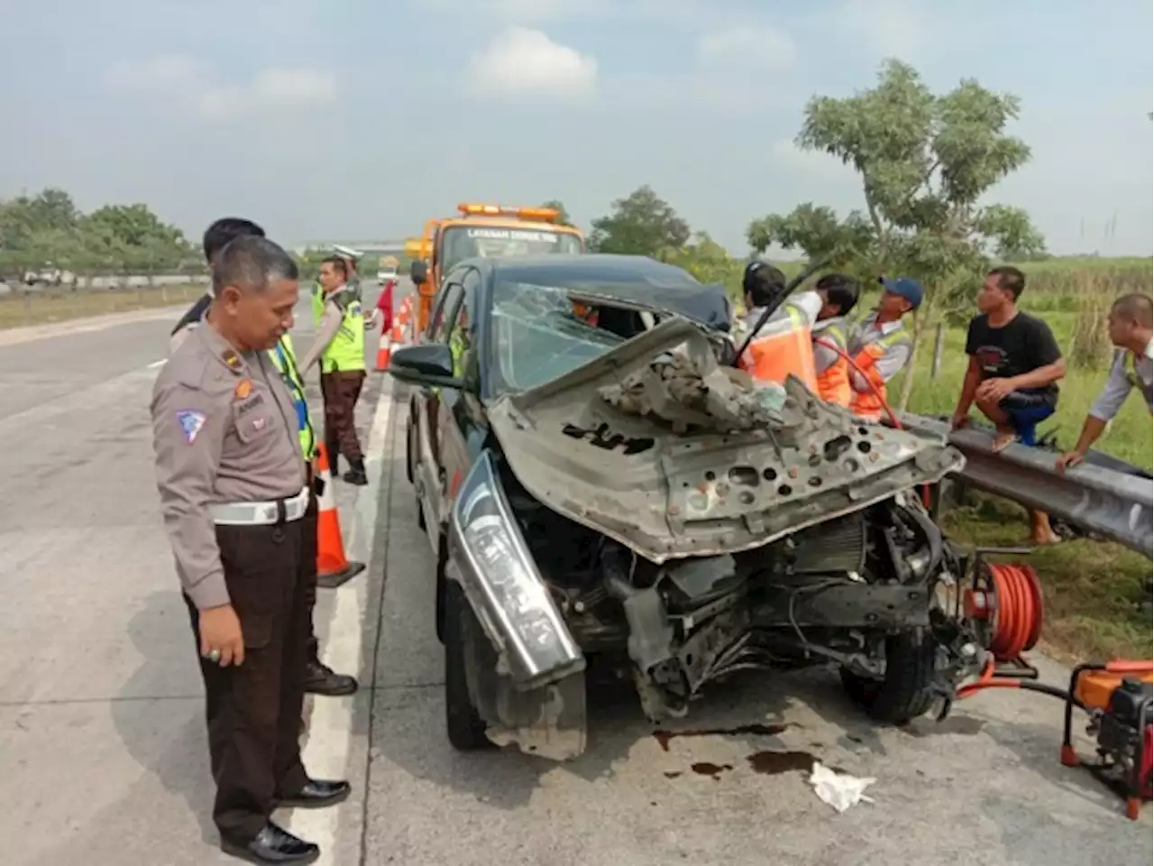 Pecah Ban, Innova Seruduk Truk di Tol Jombang Hingga Ringsek Parah