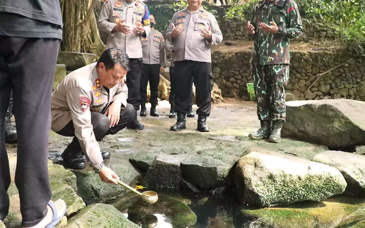 Sambut HUT Bhayangkara, Polda Banten Lakukan Ritual Pengambilan Air Suci