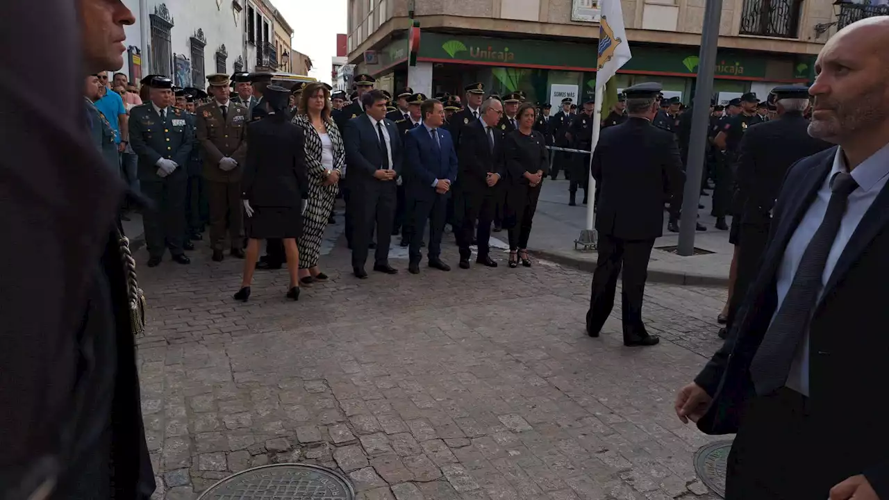 Multitudinaria despedida en Marmolejo al agente fallecido en Andújar