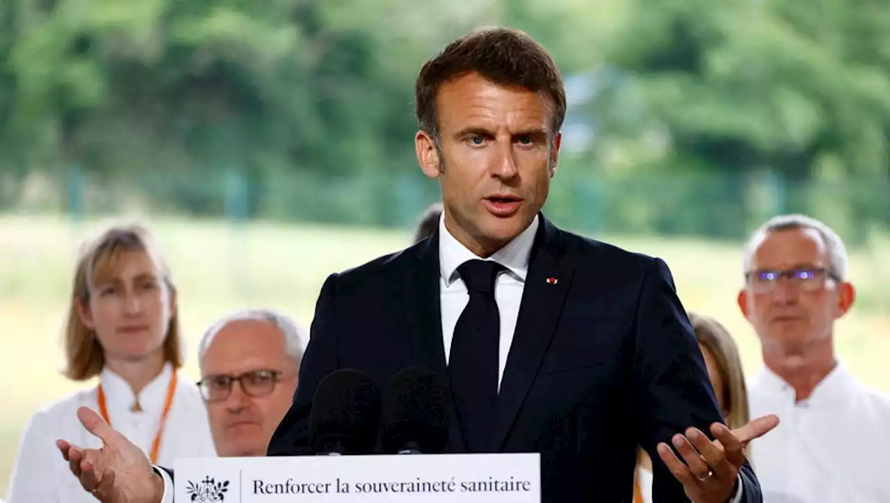 Pénurie de médicaments : Emmanuel Macron annonce la relocalisation d'une cinquantaine de molécules en France