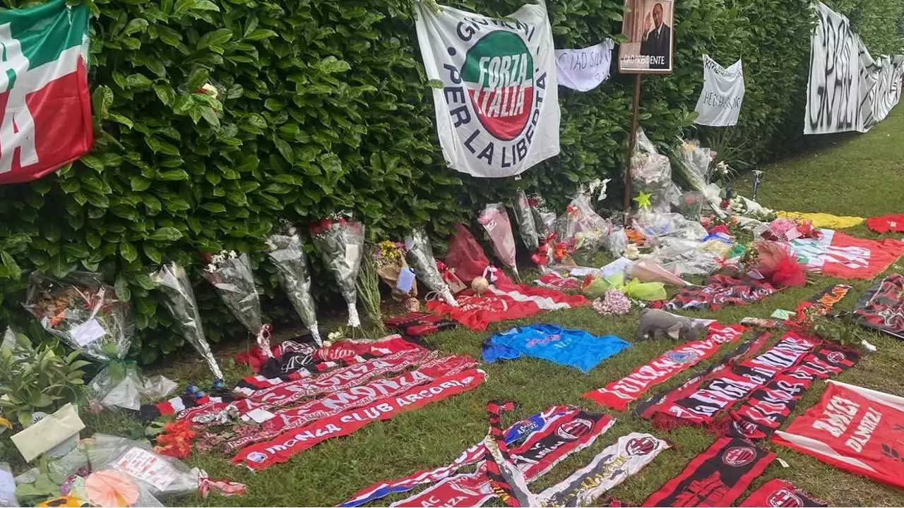 Arcore, il giorno più triste fra sciarpe del Milan, fiori e bandiere di Forza Italia