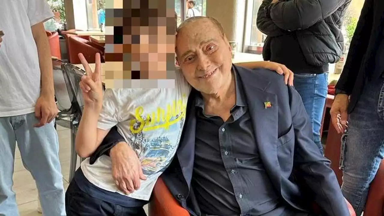 L’ultima foto di Silvio Berlusconi venerdì pomeriggio, un ghiacciolo al bar con Marta Fascina: “Ha scherzato con tutti”