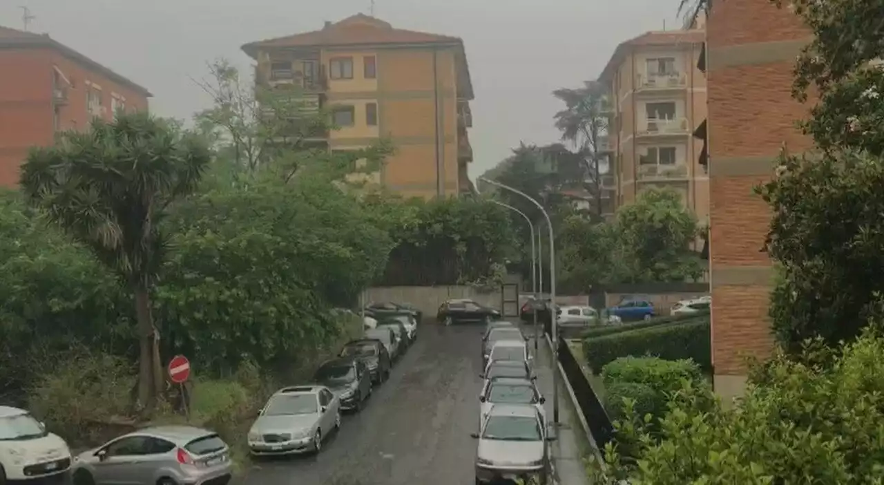 Bomba d'acqua a Roma: violento nubifragio, grandine, tuoni e vento forte sulla Capitale