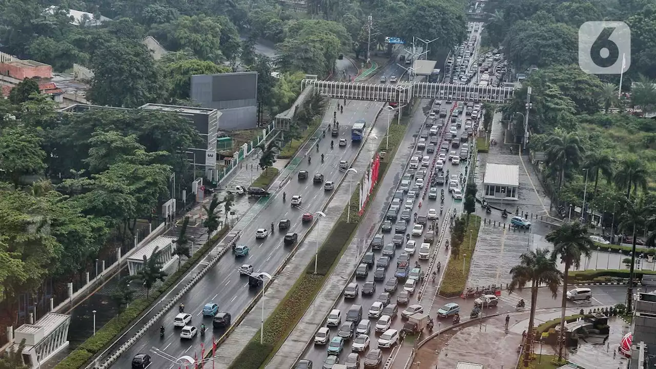 Menko Luhut Bakal Bersulit Mobil Berbahan Bakar BBM Mengaspal di Jakarta