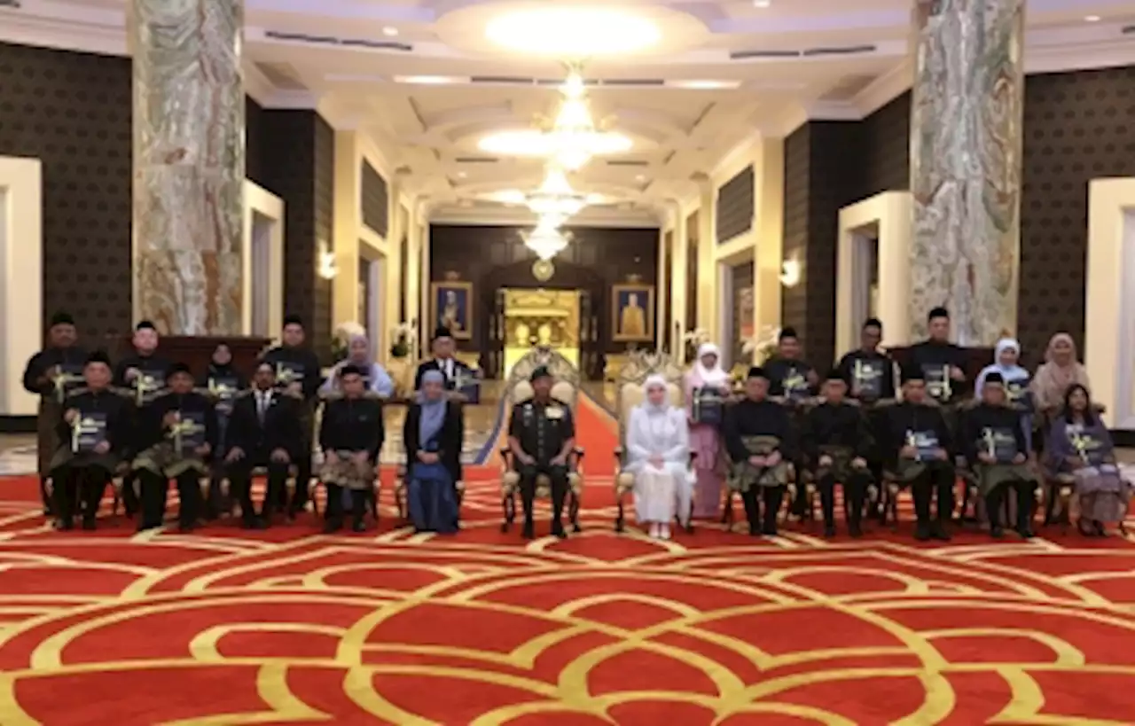 Agong presents instrument of appointment to 16 judges at Istana Negara