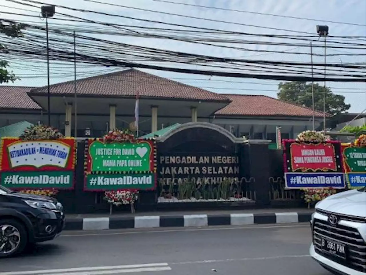 Sederet Karangan Bunga dengan Tagar #KAWALDAVID Hiasi PN Jakarta Selatan