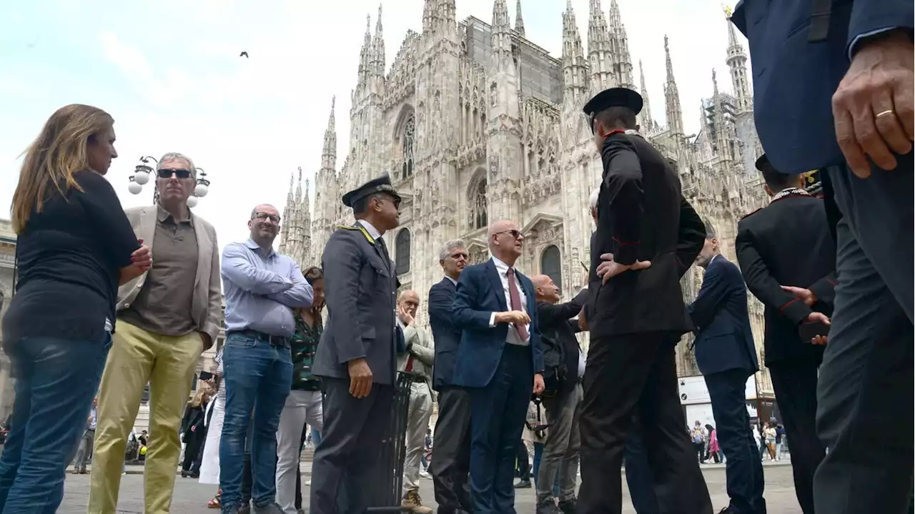 Fotogallery - Milano, preparativi in piazza Duomo per il funerale di Berlusconi