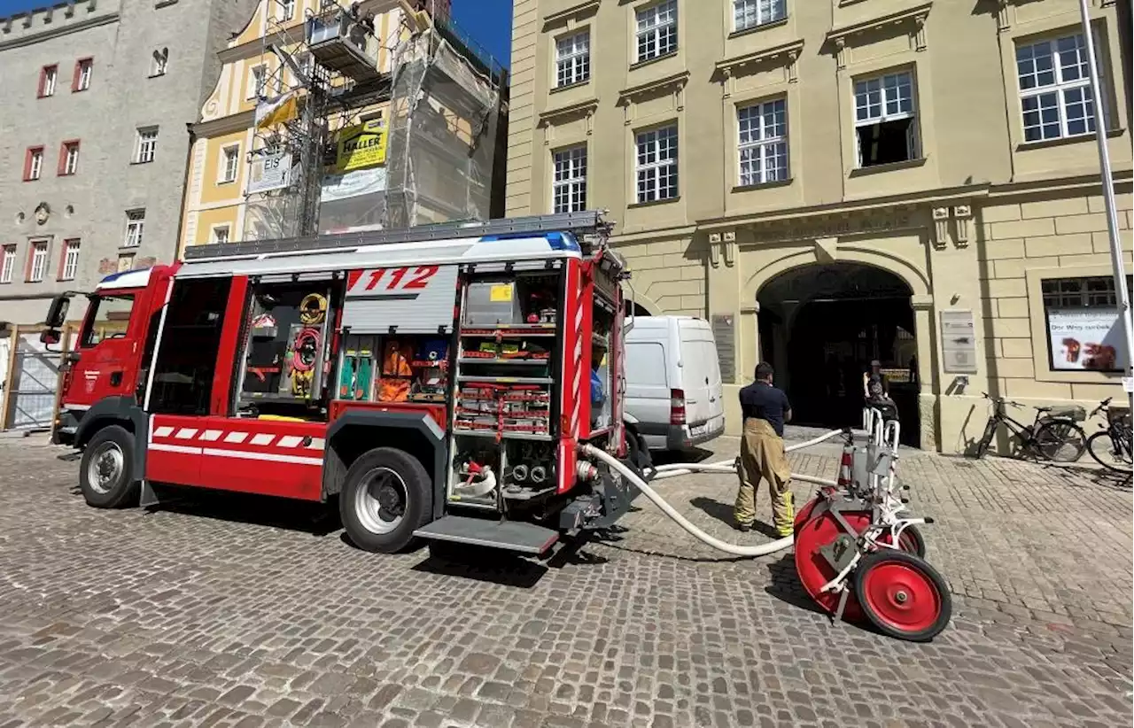 Großeinsatz am Regensburger Haidplatz: Auto brennt im Innenhof des Thon-Dittmer-Palais