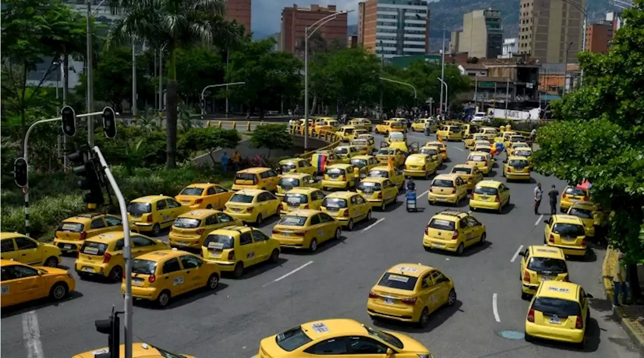 Taxistas anuncian paro por alto precio de la gasolina en el país