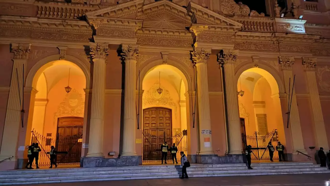 La Iglesia cerró las puertas de la Catedral a trabajadoras de la salud | Se encadenaron dentro del santuario