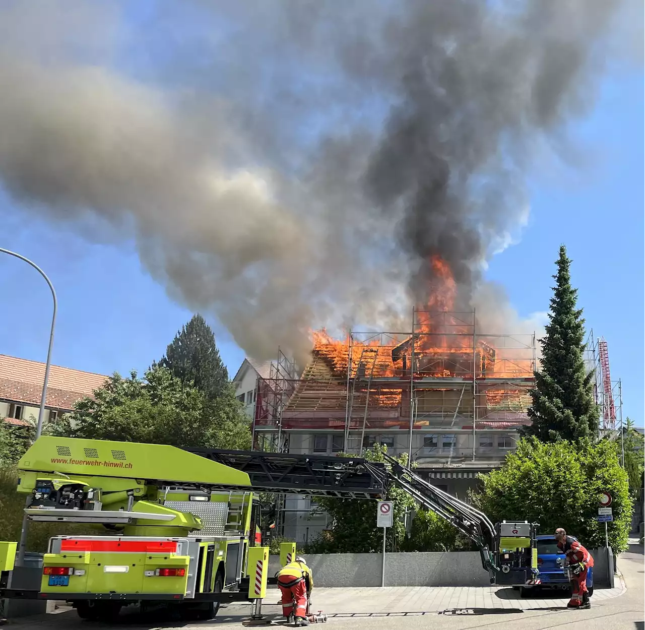 Adetswil ZH: Brand in Mehrfamilienhaus verursacht hohen Sachschaden