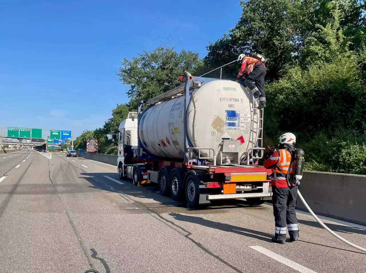 Pratteln BL / A2: Tankcontainer verliert Essigsäure – Autobahn komplett gesperrt