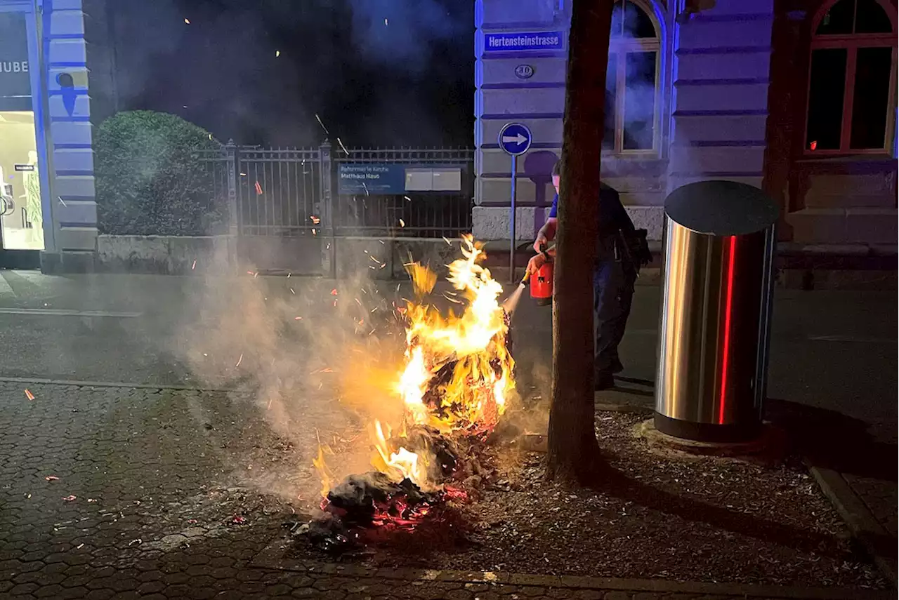 Stadt Luzern LU: Mehrere Abfalleimer angezündet – Zeugen gesucht