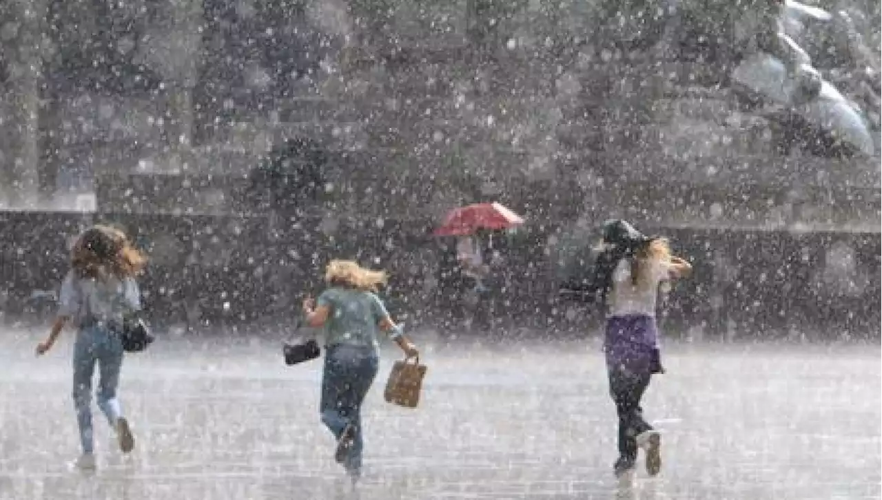 Previsioni meteo, settimana con doppio ciclone: torna il maltempo con temporali e calo termico