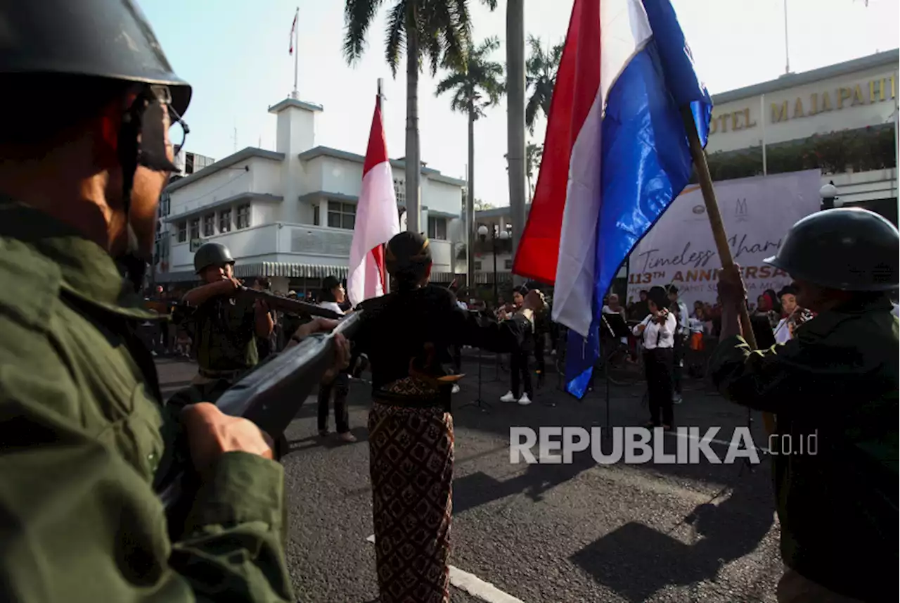 Aksi Teatrikal Perobekan Bendera Belanda di Hotel Yamato |Republika Online