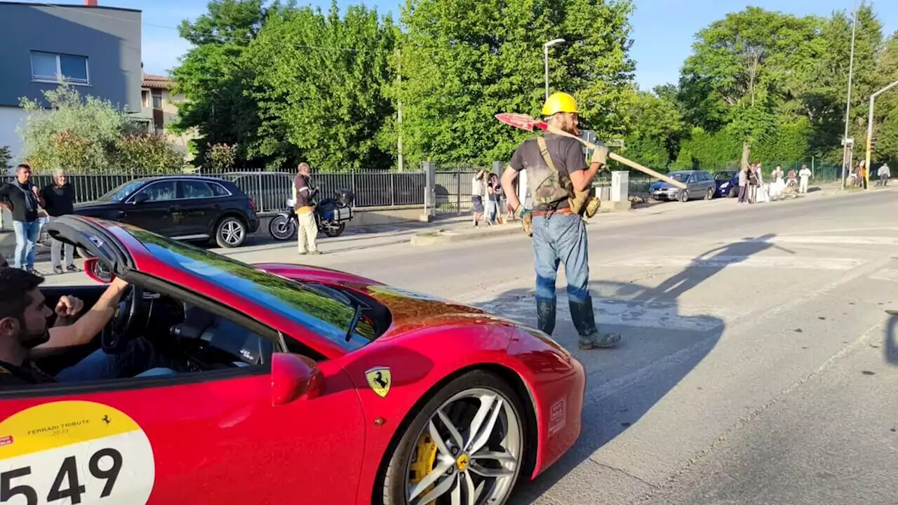 La rabbia degli alluvionati al passaggio delle auto di lusso: momenti di caos nella protesta