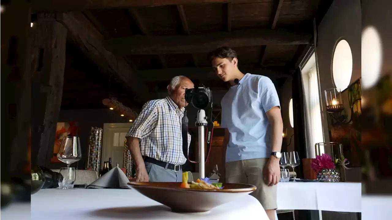 Nino en opa Julius werken aan restaurantgids. 'Opa is wel heel eigenwijs. Hè opa?!'