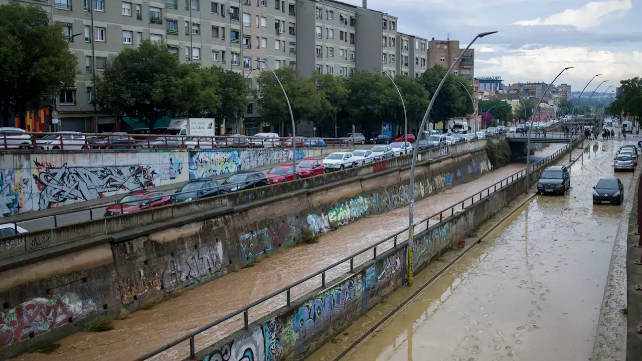 Las fuertes lluvias desbordan rieras y redes de alcantarillado en Cataluña