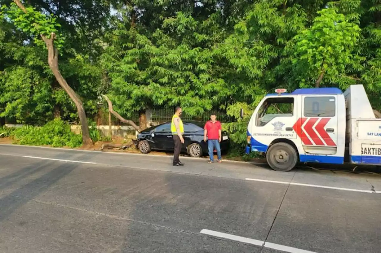 Mobil Sedan Ringsek Usai Tabrak Pohon di Srengseng