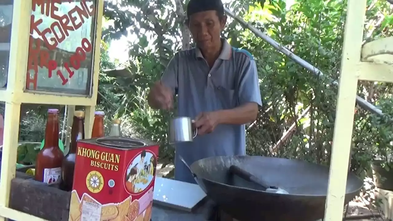 Penjual Nasi Goreng di Jombang Naik Haji dari Uang Rokok yang Ditabung 20 Tahun