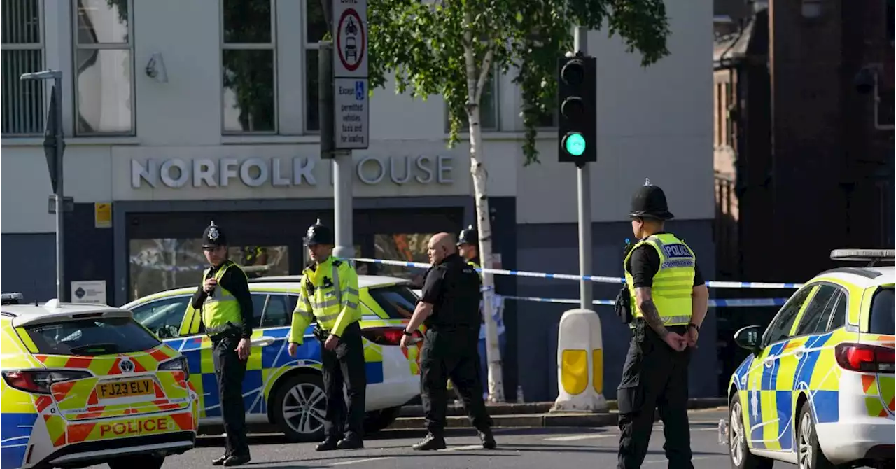 La police présente en nombre à Nottingham en raison d’un «incident grave»: «Trois personnes retrouvées mortes, un homme arrêté»