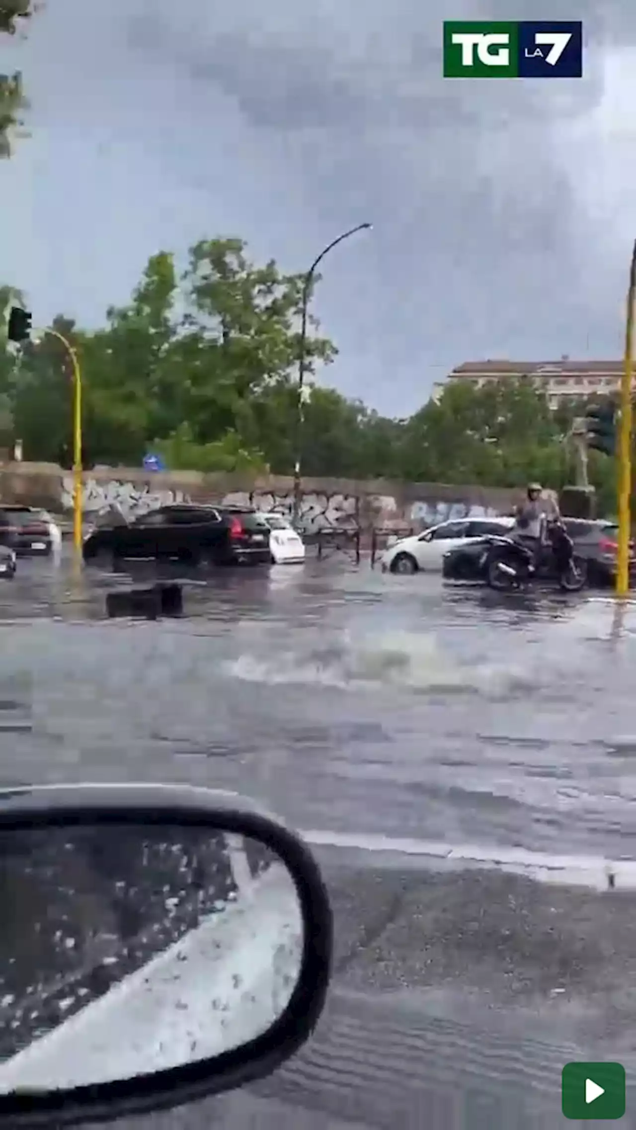 Pioggia violentissima schiaffeggia Roma. Le immagini incredibili