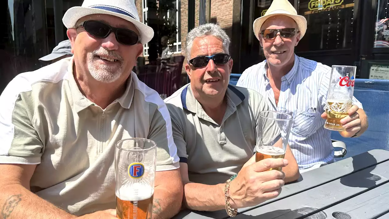 🌞🍻What a scorcher! Tourists enjoy Lincoln sunshine