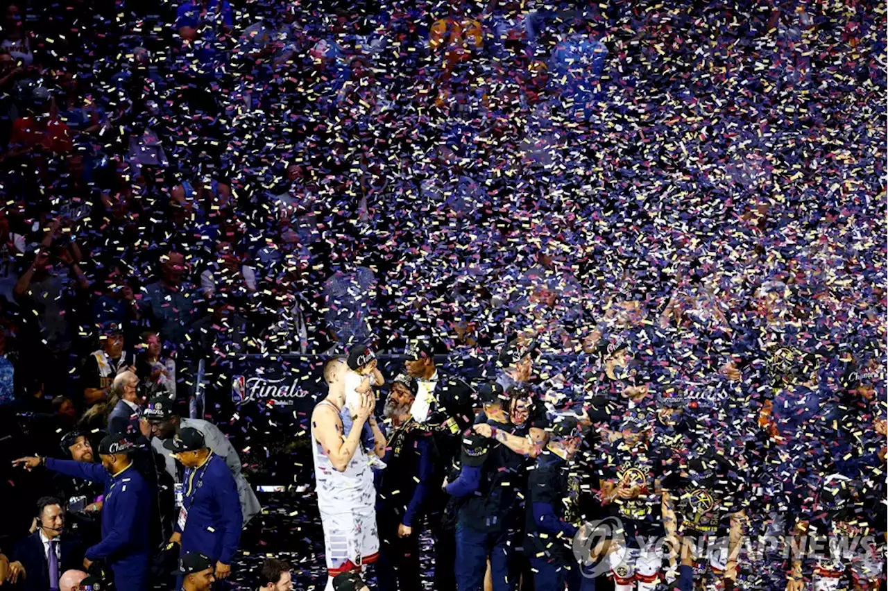 'NBA 첫 우승' 축배 들던 덴버에 총기 난사…9명 부상·3명 중태 | 연합뉴스