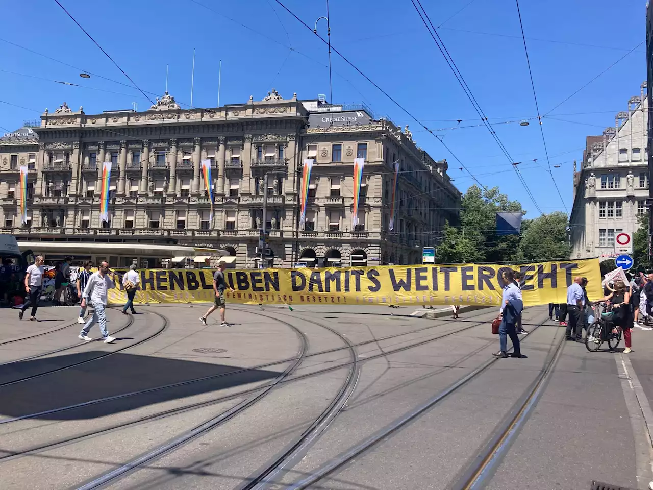 Feministischer Streik: Unbewilligte Demo zieht durch Zürcher Innenstadt