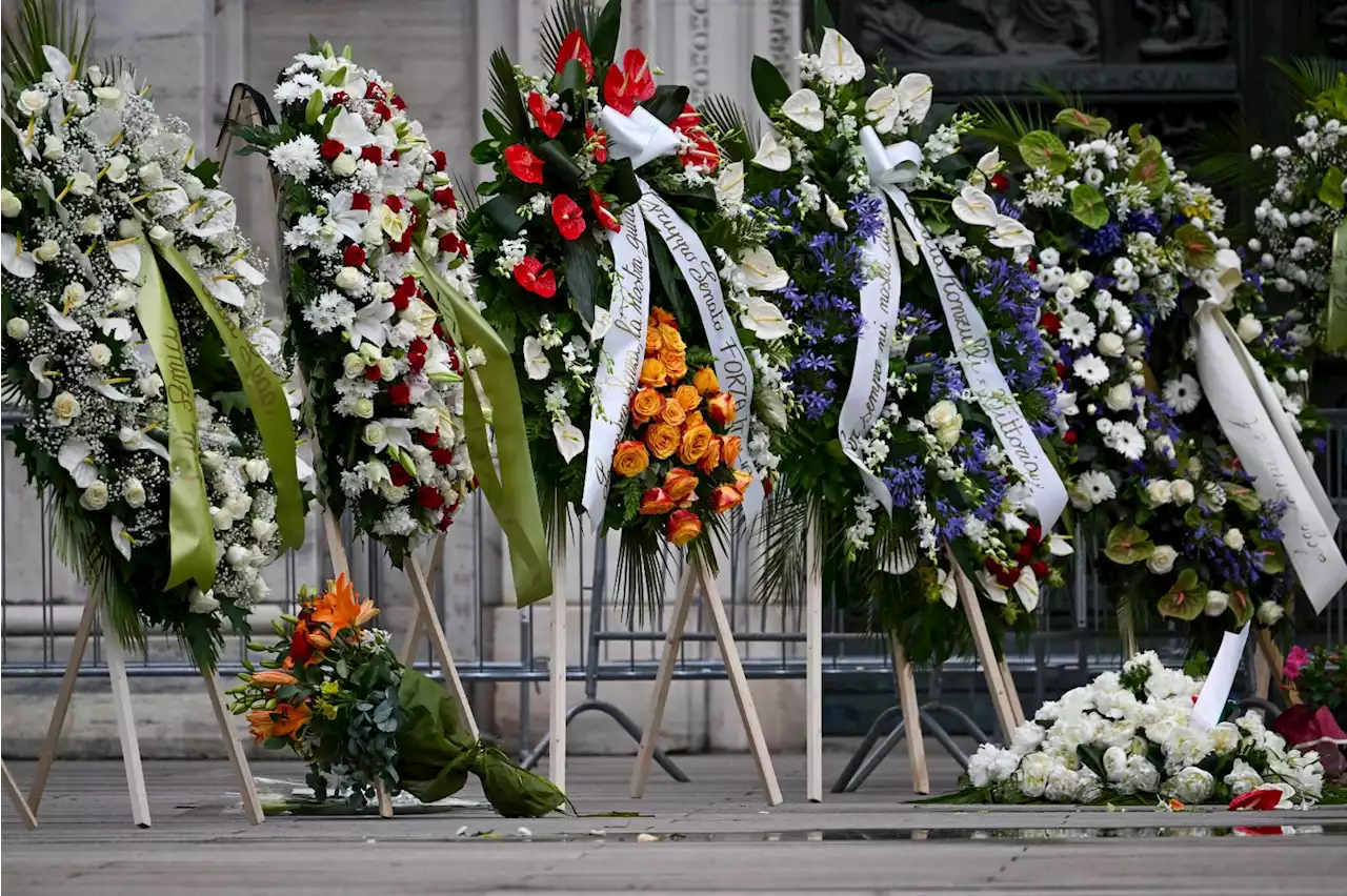 Funerali Berlusconi, da Belen a Lapo Elkann: gli omaggi floreali per il Cav