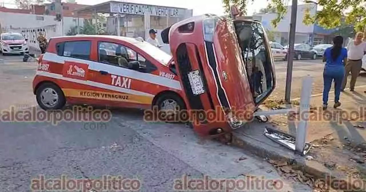 Golpazo entre taxi y auto, en Veracruz Puerto